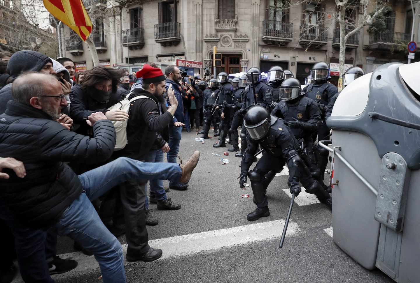 Miembros de los Mossos d´Esquadra impiden el paso de manifestantes en las inmediaciones de la Delegación del Gobierno en Cataluña, donde centenares de independentistas tratan de desbordar el cordón policial en protesta por la detención del expresidente catalán Carles Puigdemont.