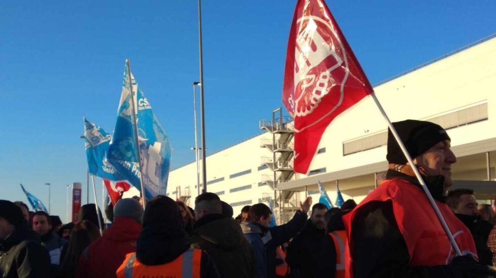 Trabajadores en huelga de Amazon, a las puertas de la planta de la empresa en San Fernando (Madrid).