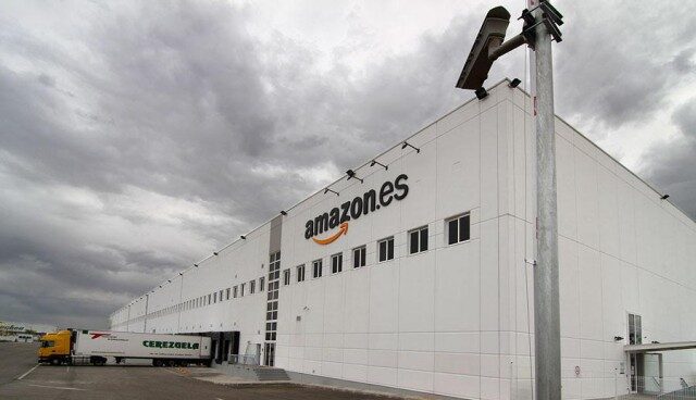 Los trabajadores de Amazon calientan la huelga con agresiones y pedradas a directivos