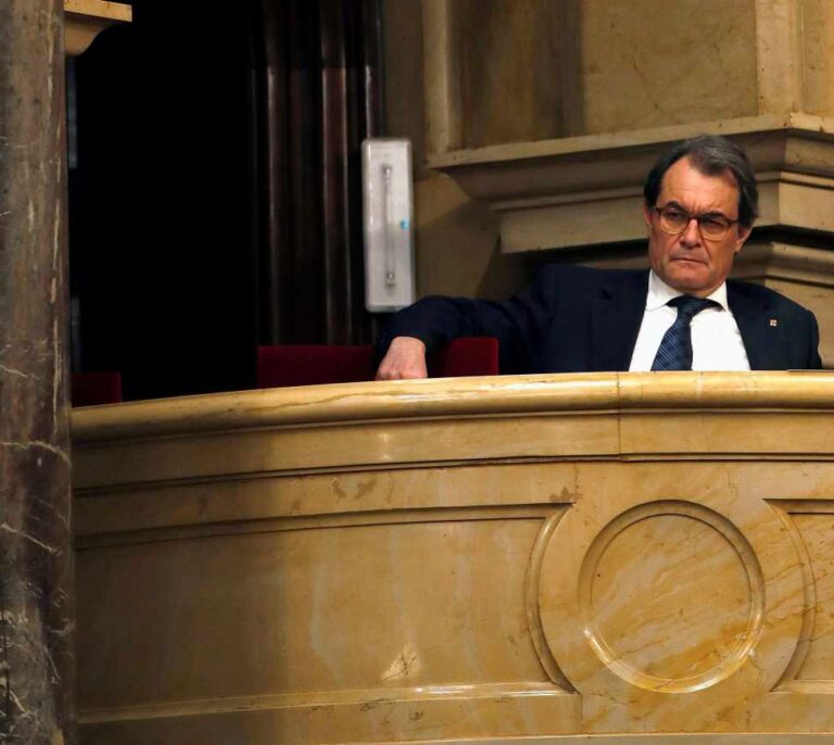 Artur Mas, condenado a devolver los 4,9 millones gastados en la consulta ilegal