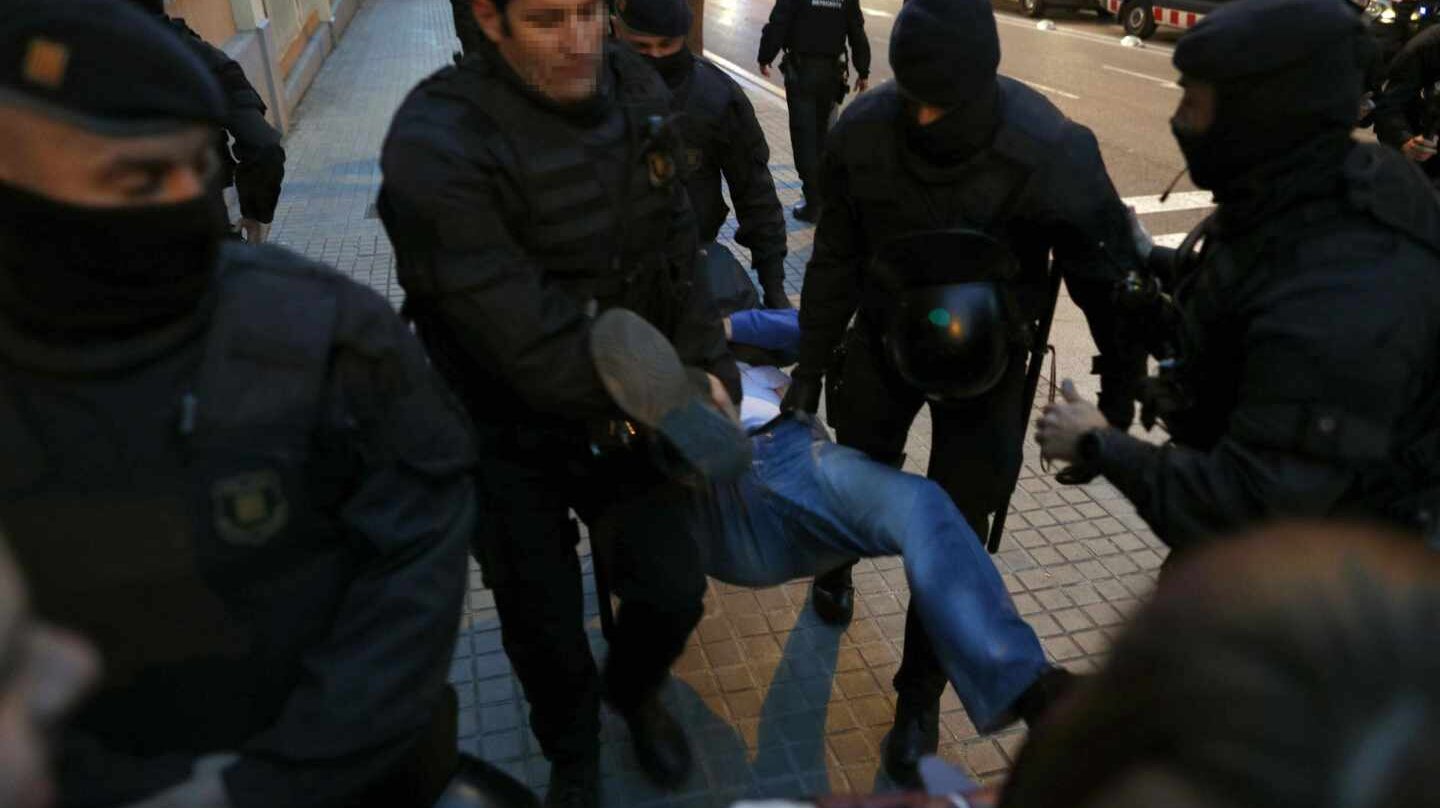 Los Mossos desalojan a uno de los participantes en una manifestación en Barcelona de los Comités de Defensa de la República (CDR).