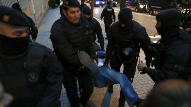 Los Mossos desalojan a uno de los participantes en una manifestación en Barcelona de los Comités de Defensa de la República (CDR).