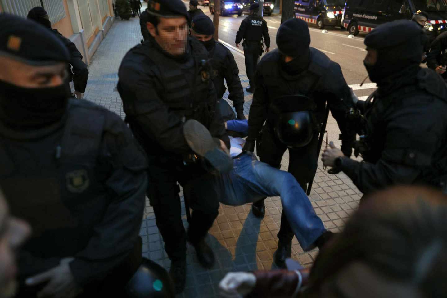 Los Mossos desalojan a uno de los participantes en una manifestación en Barcelona de los Comités de Defensa de la República (CDR).