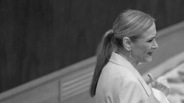 Cifuentes: debilitada por el 'affaire' del máster y en manos del fiscal Luzón