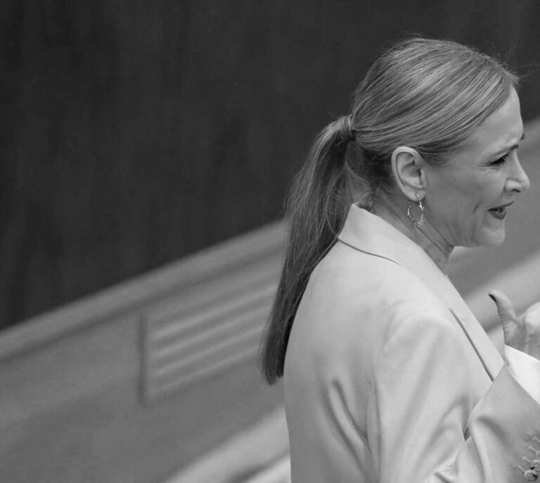 Cifuentes: debilitada por el 'affaire' del máster y en manos del fiscal Luzón