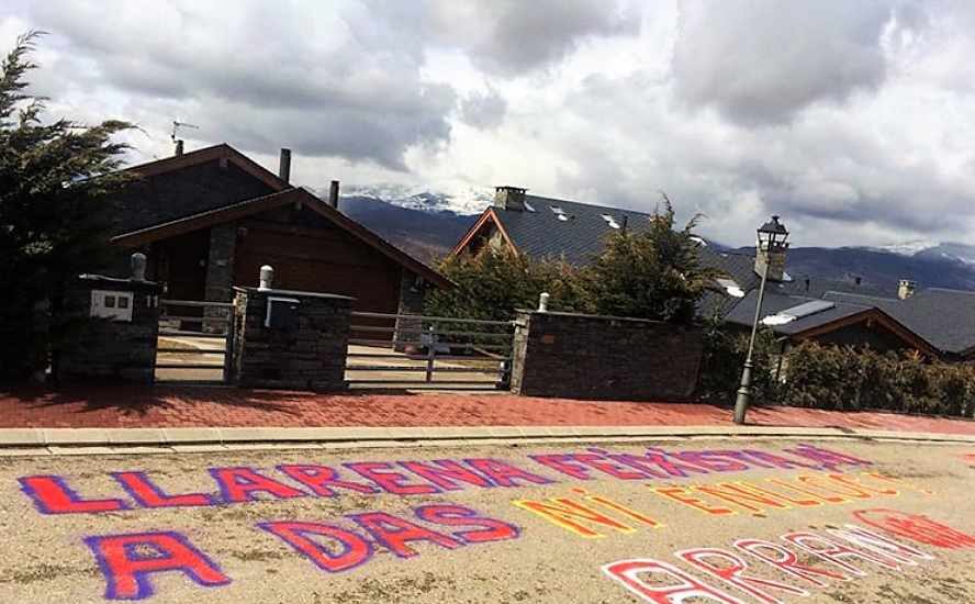 Arran, organización independentista juvenil vinculada a la CUP, ha señalado hoy la casa que tiene en Das (Girona) el juez del Tribunal Supremo Pablo Llarena, con pintadas en el asfalto en las que le acusa de "fascista" y le advierte de que los autodenominados Països Catalans serán su "infierno".