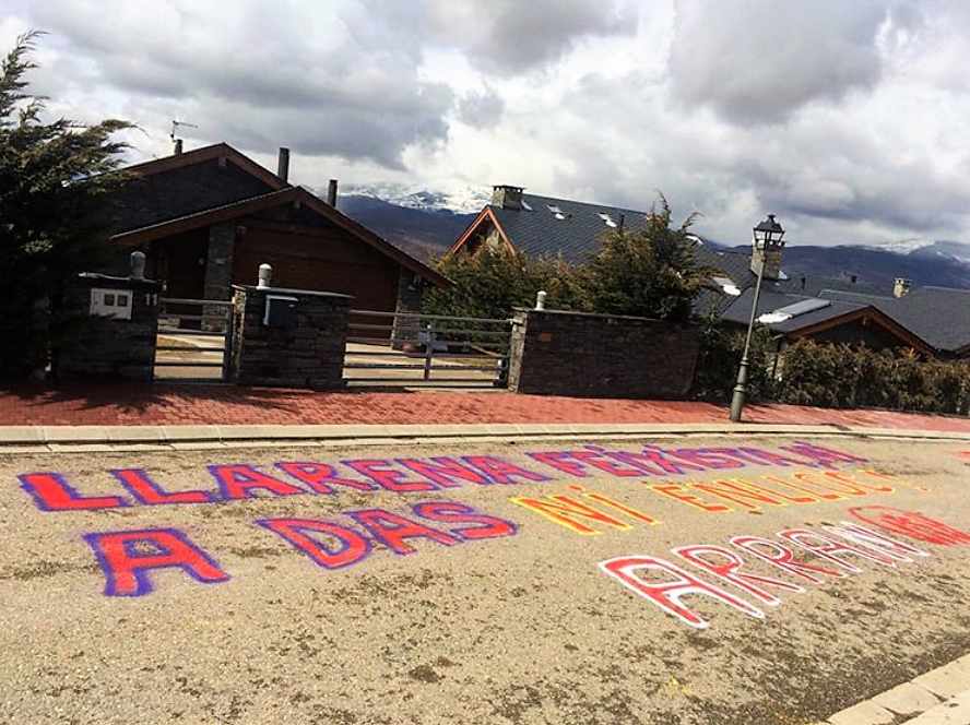 Arran, organización independentista juvenil vinculada a la CUP, ha señalado hoy la casa que tiene en Das (Girona) el juez del Tribunal Supremo Pablo Llarena, con pintadas en el asfalto en las que le acusa de "fascista" y le advierte de que los autodenominados Països Catalans serán su "infierno".