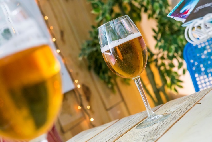 Cañas de cerveza en la barra de un bar.