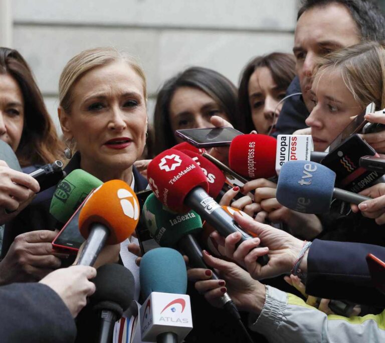 Las contradicciones entre la versión de Cifuentes y la Universidad Rey Juan Carlos sobre el máster