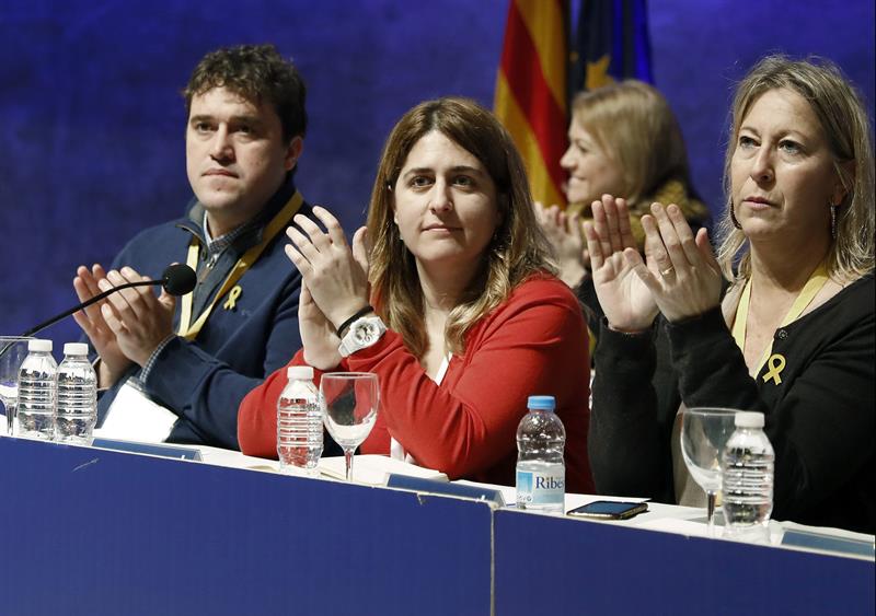 Marta Pascal, flanqueada por David Bonheví y Neus Monté, este domingo en Barcelona.