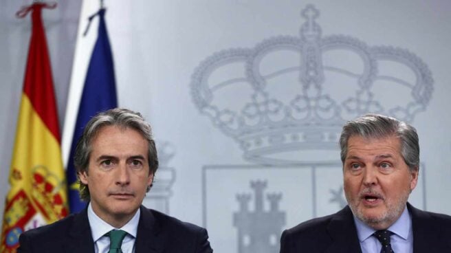 Íñigo Méndez de Vigo e Iñigo de la Serna El ministro de Educación, Cultura y Deporte y portavoz del Gobierno Íñigo Méndez de Vigo (d), y el ministro de Fomento Iñigo de la Serna, durante la rueda de prensa celebrada en el Palacio de la Moncloa tras el Consejo de Ministros.