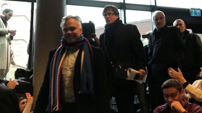 Lluís Escola, arriba a la derecha, escoltando a Puigdemont en el acto en el que éste participó en Copenhague (Dinamarca).