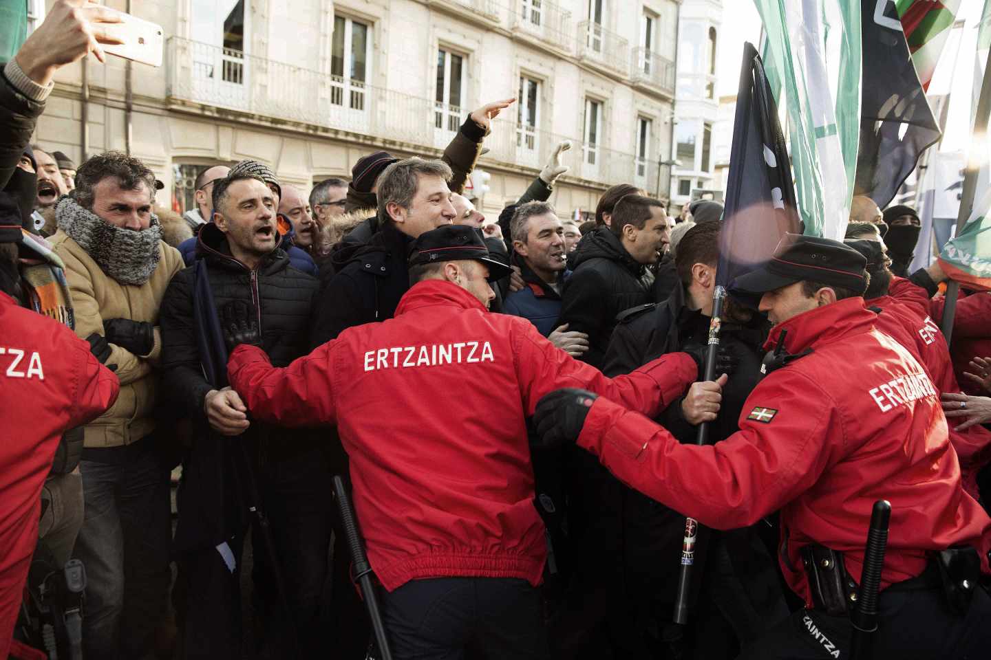 Agentes de la Ertzaintza durante una protesta frente al Parlamento Vasco.