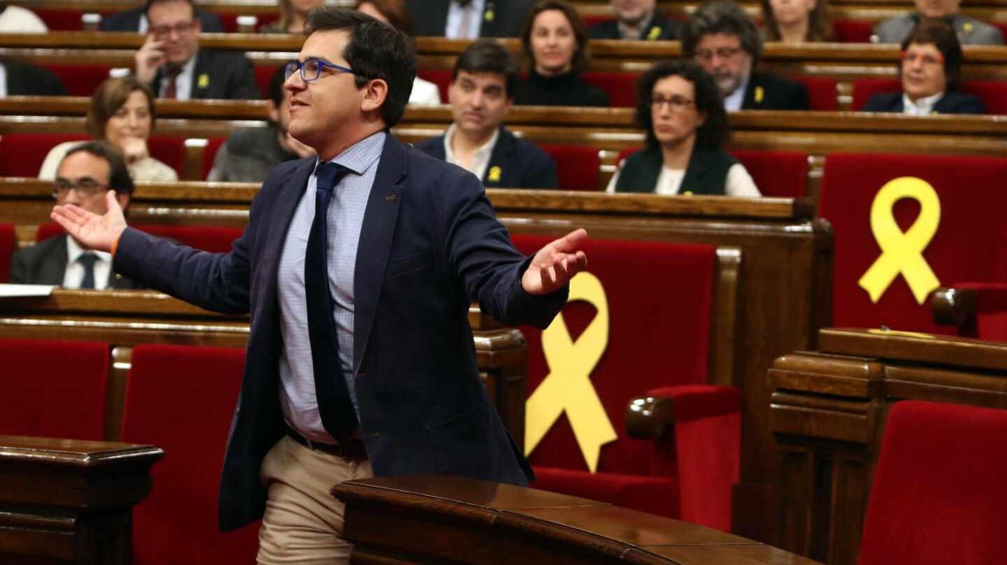 El diputado de Ciudadanos José Espejo Saavedra protesta al presidente Torrent.