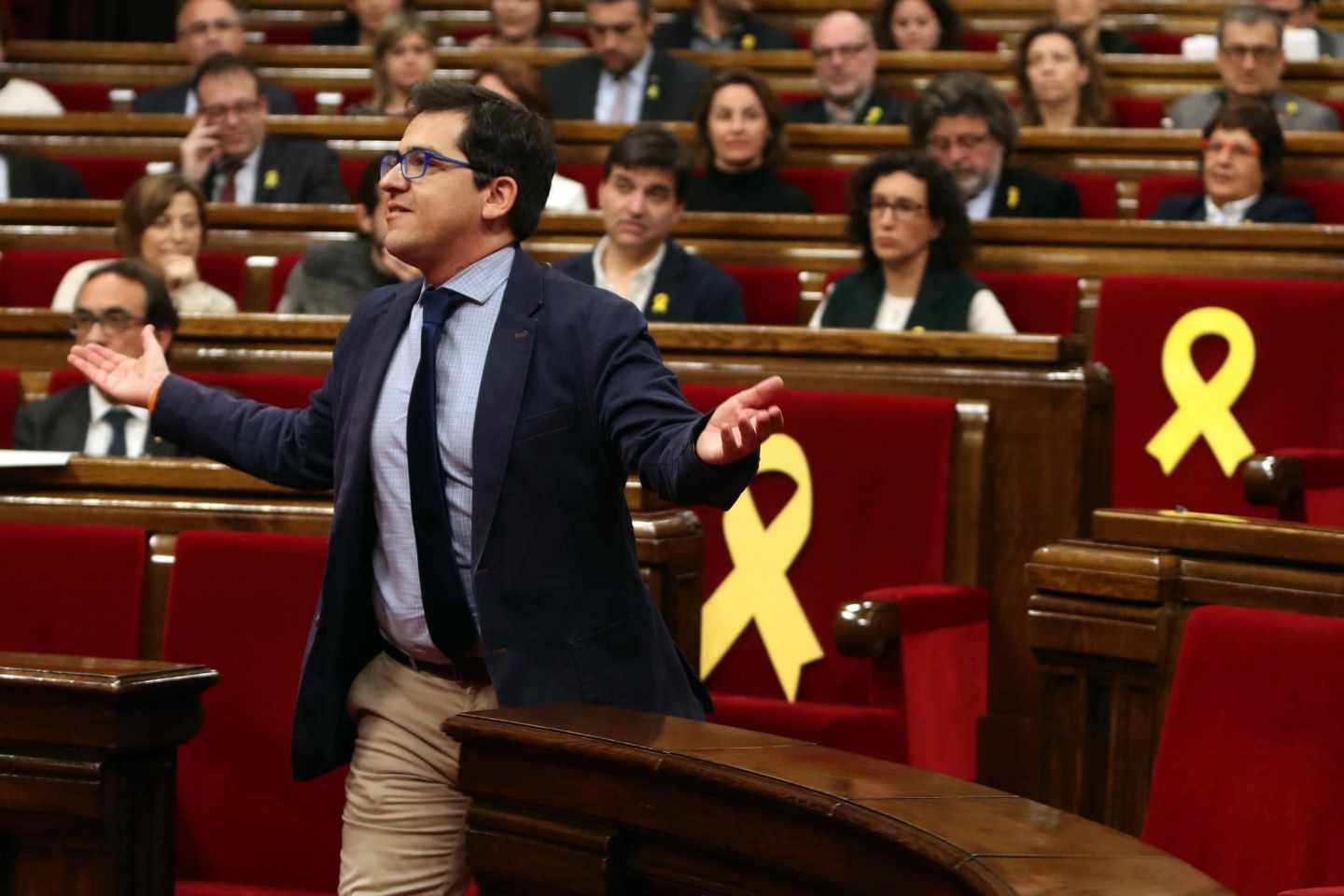 El diputado de Ciudadanos José Espejo Saavedra protesta al presidente Torrent.