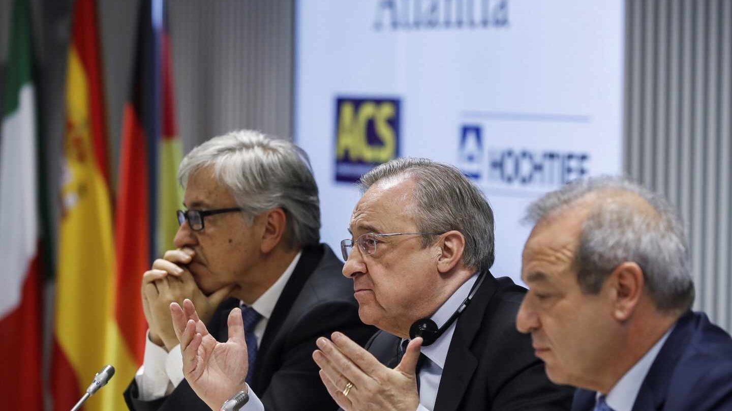 El presidente de ACS, Florentino Pérez (c); el consejero delegado de Atlantia, Giovanni Castelluci (i), y el presidente de Hochtief, Marcelino Fernández Verdes (d), durante la rueda de prensa ofrecida hoy para explicar los detalles de su oferta conjunta por la totalidad de las acciones de la concesionaria de autopistas Abertis.