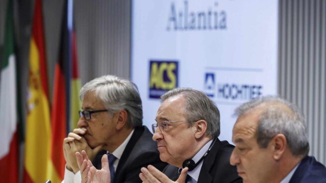Florentino Pérez ACS El presidente de ACS, Florentino Pérez (c); el consejero delegado de Atlantia, Giovanni Castelluci (i), y el presidente de Hochtief, Marcelino Fernández Verdes (d), durante la rueda de prensa ofrecida hoy para explicar los detalles de su oferta conjunta por la totalidad de las acciones de la concesionaria de autopistas Abertis.