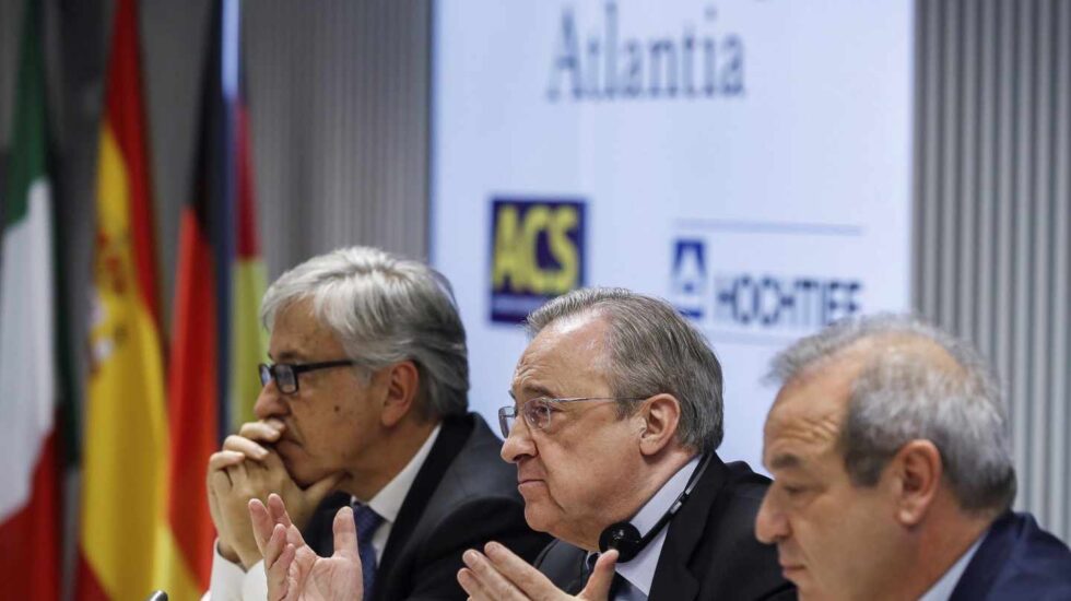 El presidente de ACS, Florentino Pérez (c); el consejero delegado de Atlantia, Giovanni Castelluci (i), y el presidente de Hochtief, Marcelino Fernández Verdes (d), durante la rueda de prensa ofrecida hoy para explicar los detalles de su oferta conjunta por la totalidad de las acciones de la concesionaria de autopistas Abertis.