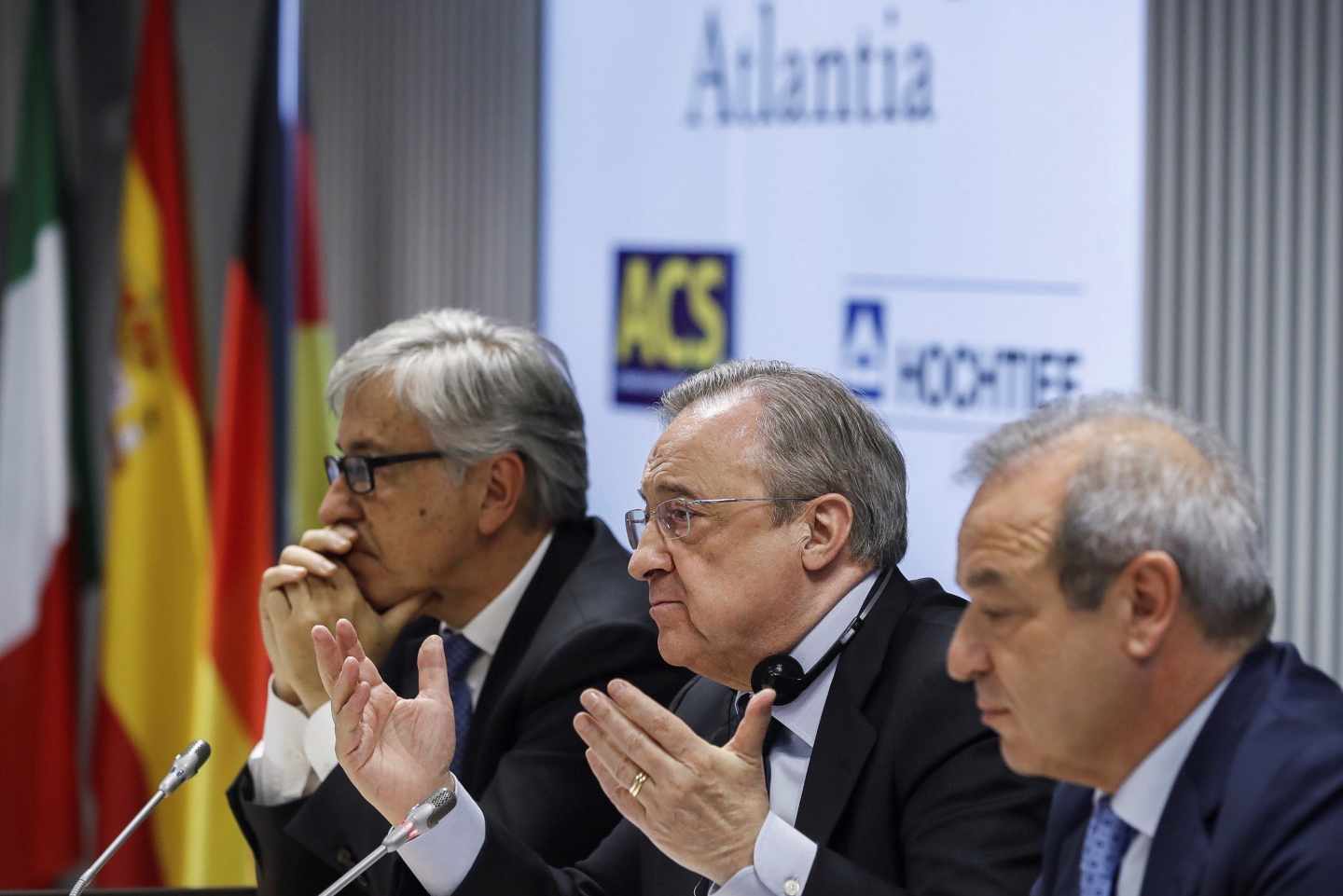 El presidente de ACS, Florentino Pérez (c); el consejero delegado de Atlantia, Giovanni Castelluci (i), y el presidente de Hochtief, Marcelino Fernández Verdes (d), durante la rueda de prensa ofrecida hoy para explicar los detalles de su oferta conjunta por la totalidad de las acciones de la concesionaria de autopistas Abertis.