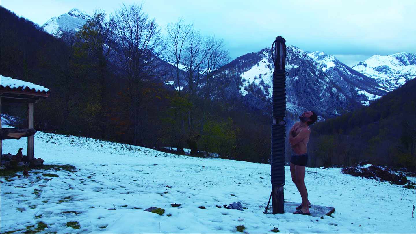 José Díaz se da una ducha al final de la jornada en la montaña.