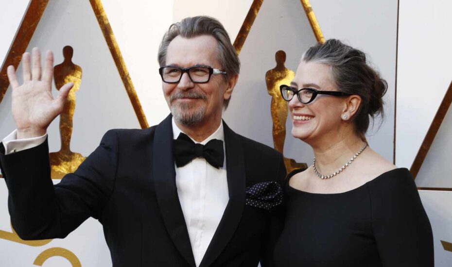 El actor ganador del Oscar al Mejor Actor en la alfombra roja con su esposa.