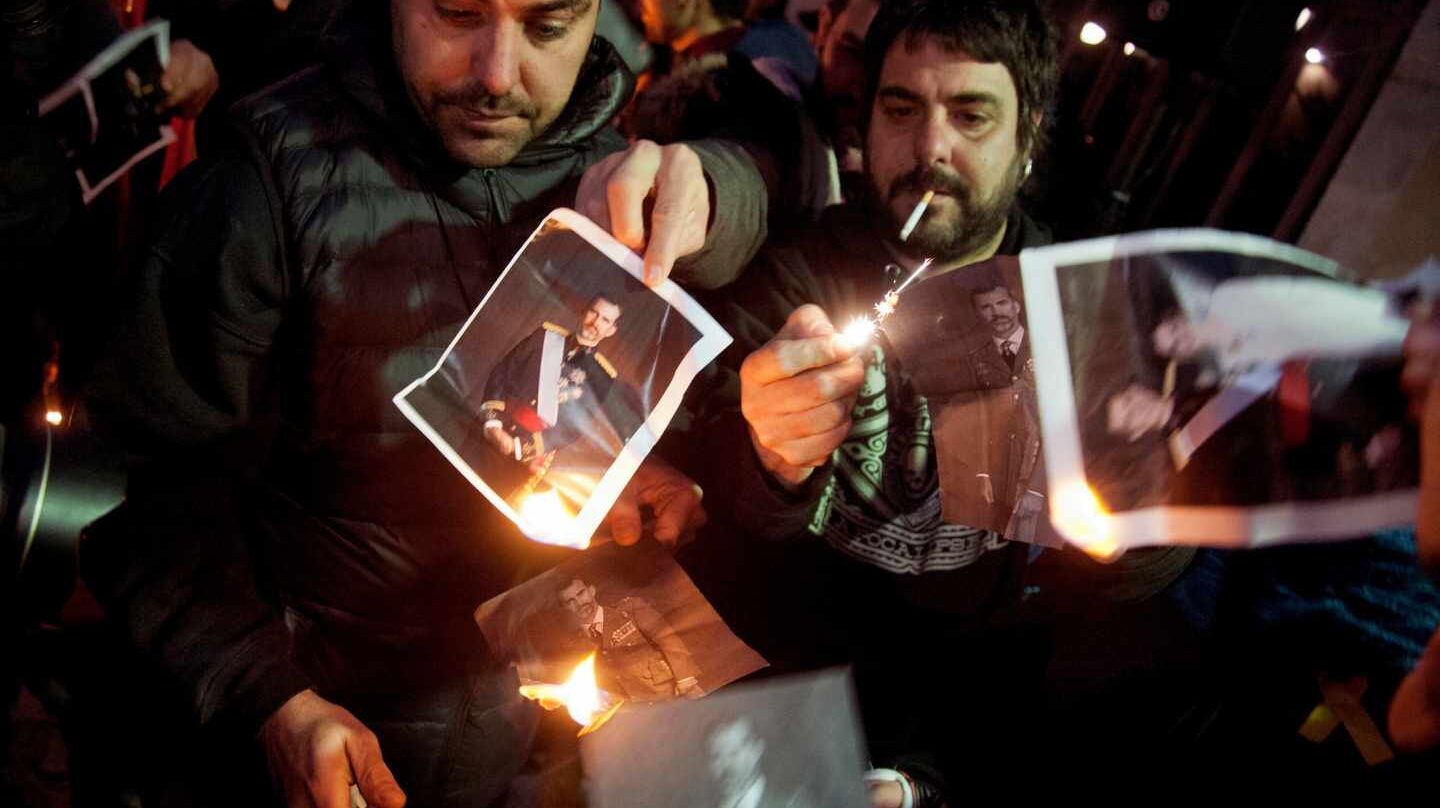 Miembros de Alerta Solidaria queman fotos del Rey en Girona.