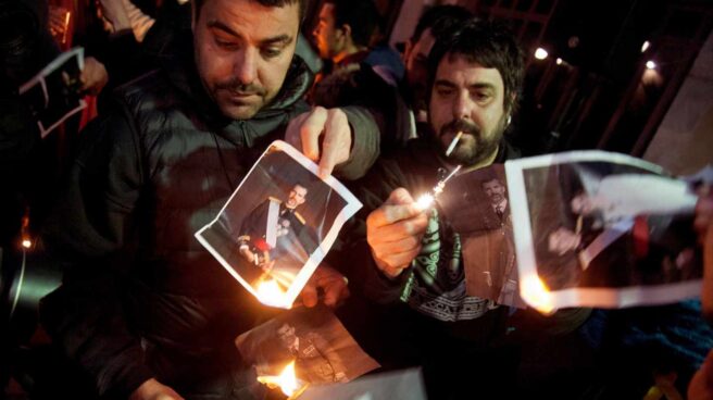 Miembros de Alerta Solidaria queman fotos del Rey en Girona.