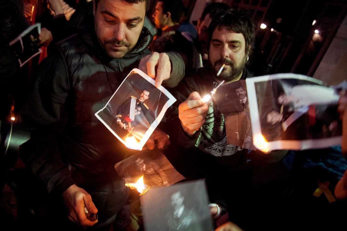 Miembros de Alerta Solidaria queman fotos del Rey en Girona.