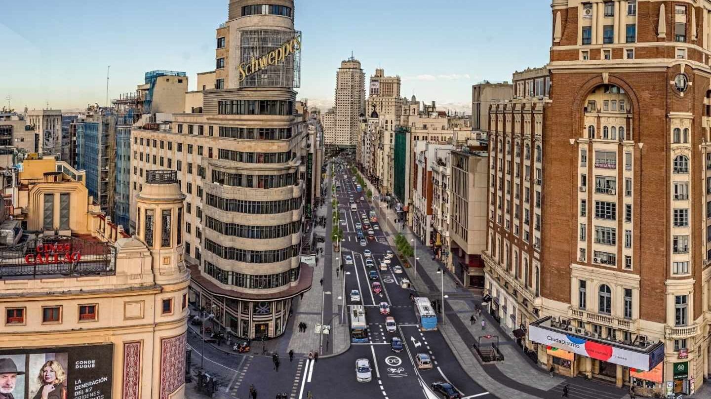 Recreación de la reforma de la Gran Vía con más aceras.