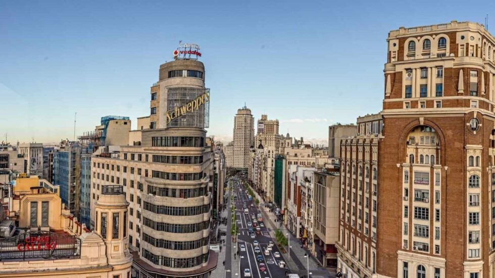 Recreación de la reforma de la Gran Vía con más aceras.