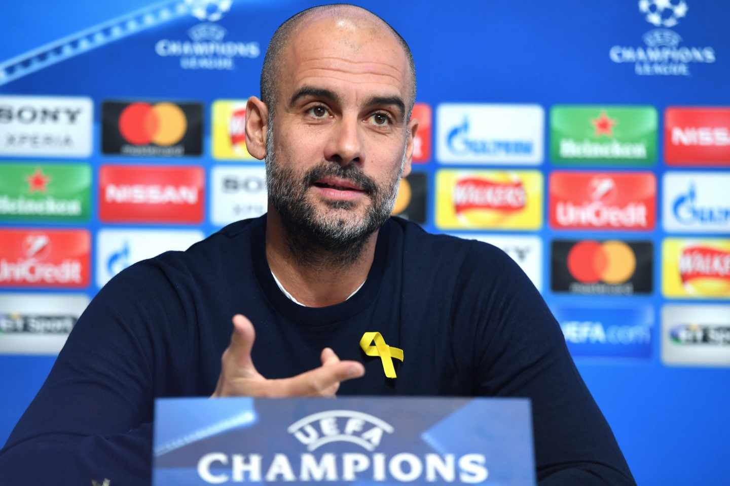 Pep Guardiola, en una rueda de prensa con el lazo amarillo.