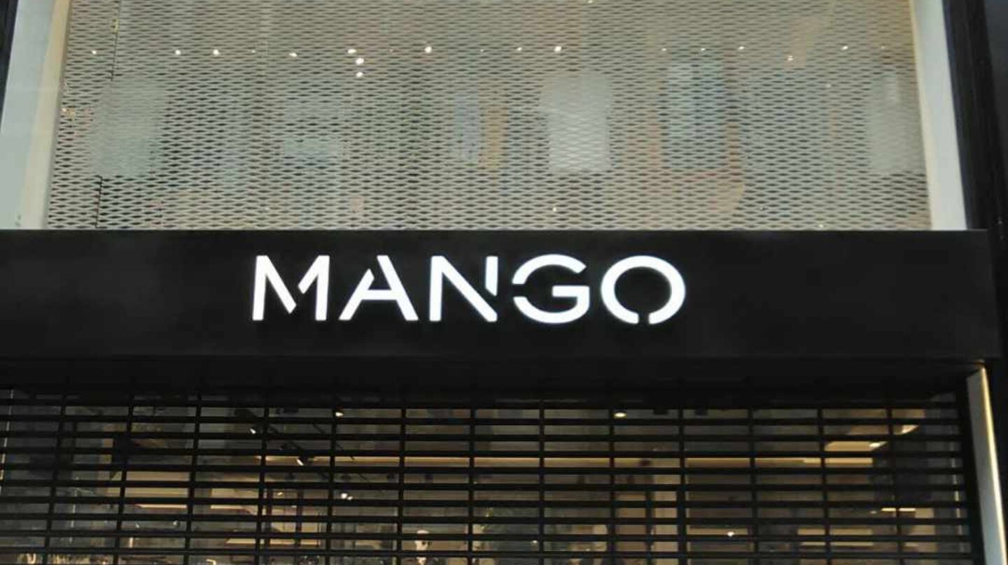 Entrada a la tienda de Mango en la Calle Preciados de Madrid.