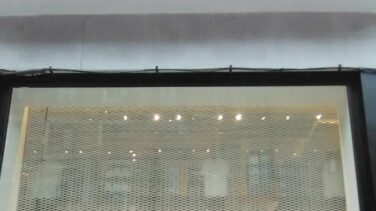Mango cierra su nueva ‘megastore’ de Madrid por las protestas de las manifestantes