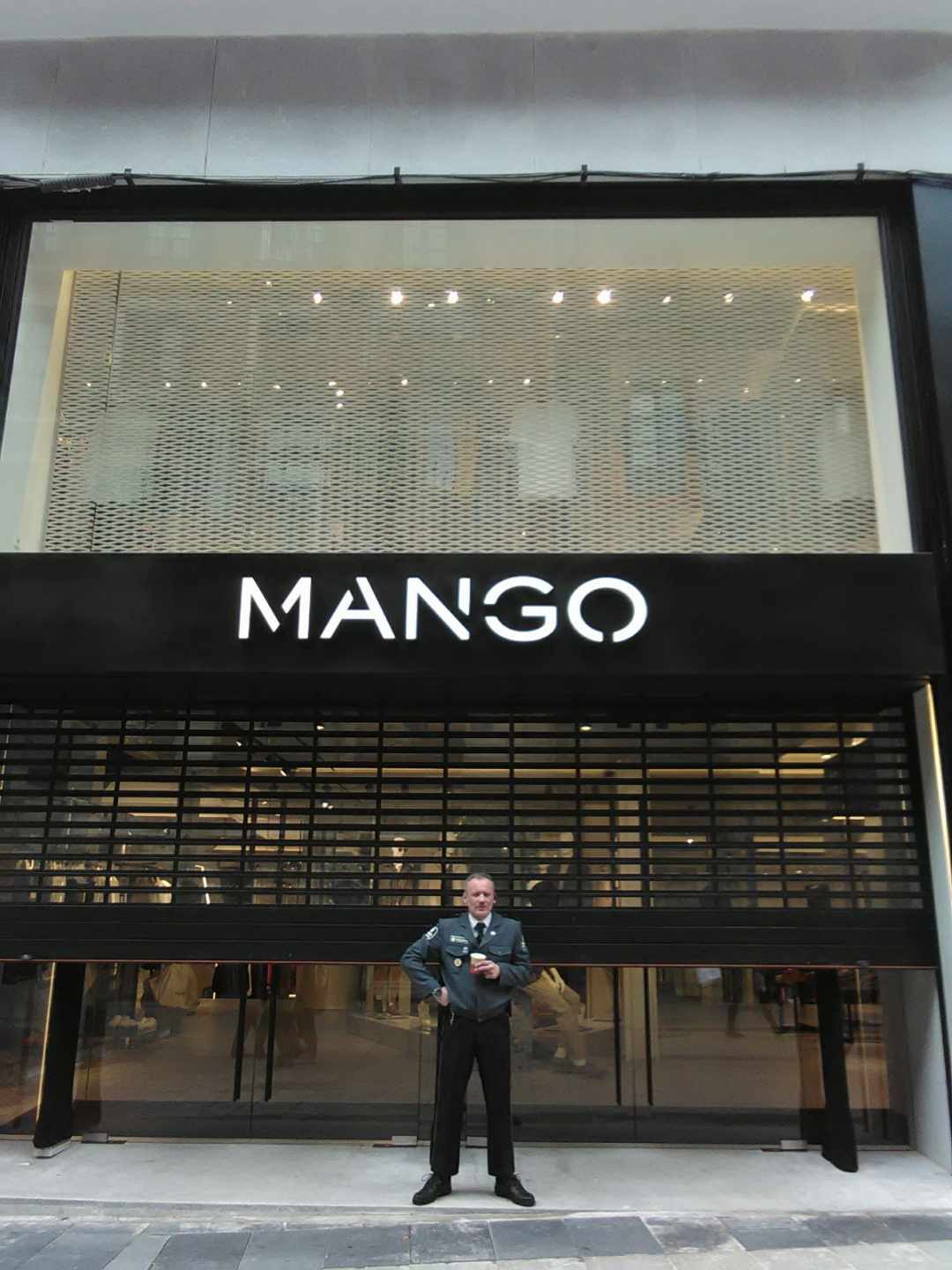 Entrada a la tienda de Mango en la Calle Preciados de Madrid.