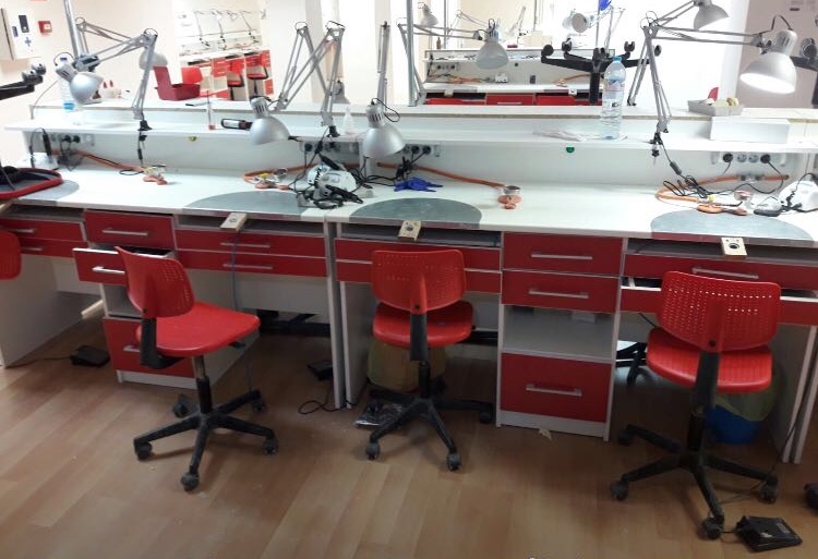 Imagen del interior del laboratorio de iDental en Barcelona, cerrado el 25 de enero.