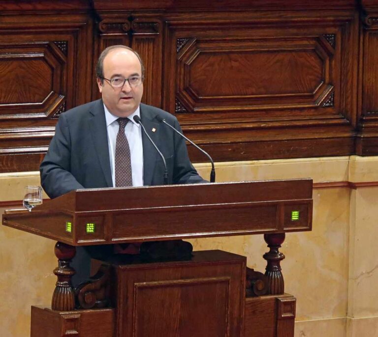 Socialistas y Comunes tienden puentes con el independentismo mayoritario