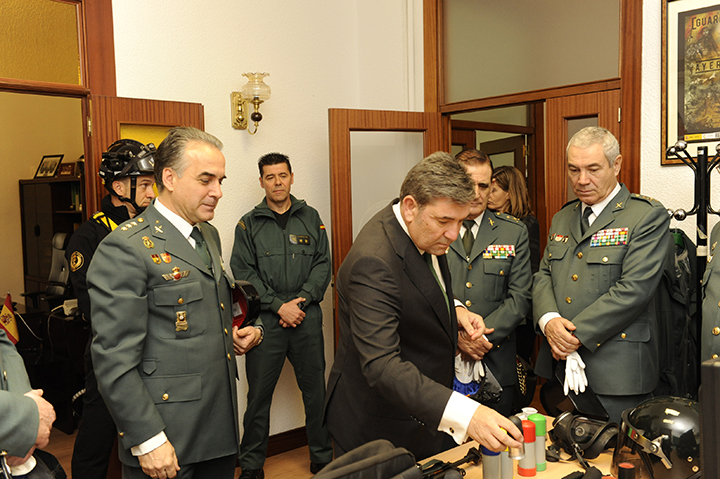 El director general de la Guardia Civil, José Manuel Holgado, en una visita a dependencias del Cuerpo.