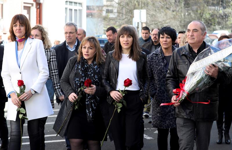 Maddalen Iriarte (segunda por la derecha), junto a los dirigentes del PSE y a familiares de Isaías Carrasco.