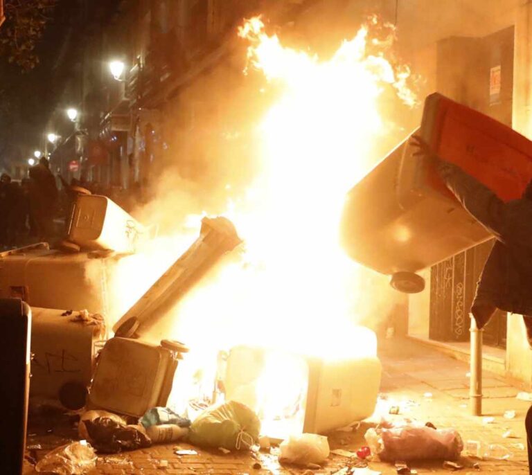 Seis detenidos y diez policías heridos leves tras morir un mantero en Lavapiés