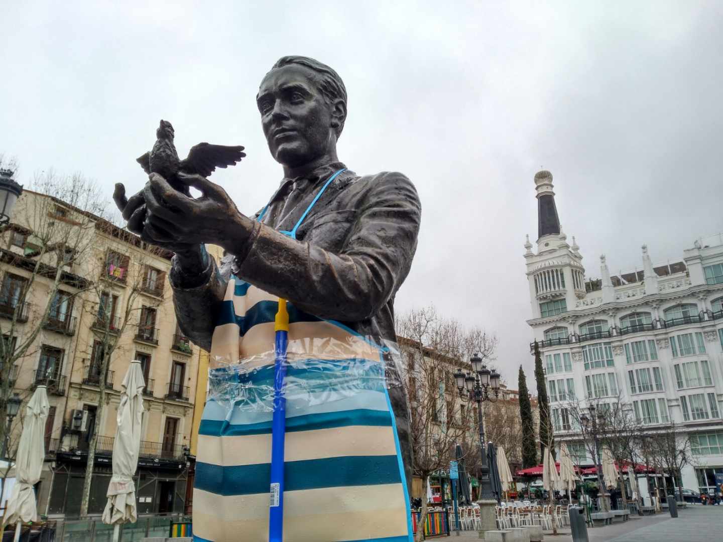 La estatua de Lorca en Madrid se viste de faena para apoyar la huelga feminista