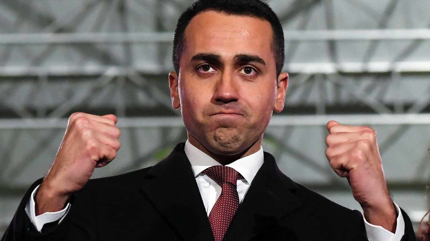 El joven líder del Movimiento 5 Estrellas, Luigi di Maio, hace un gesto de victoria.