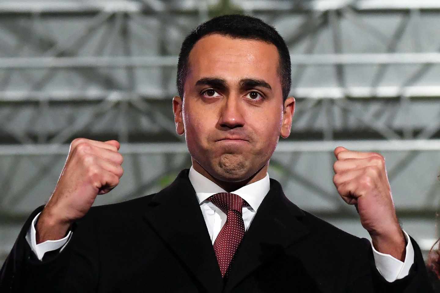 El joven líder del Movimiento 5 Estrellas, Luigi di Maio, hace un gesto de victoria.