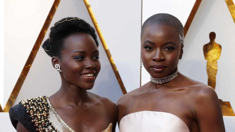 La ganadora de un Oscar Lupita Nyong'o y Danai Gurira protagonizan 'Black Panther'.