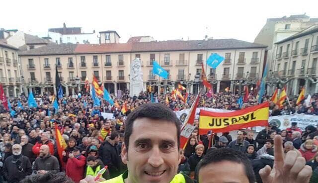 Natán Espinosa (primero por la derecha), junto a otros dirigentes de Jusapol en una de las manifestaciones.