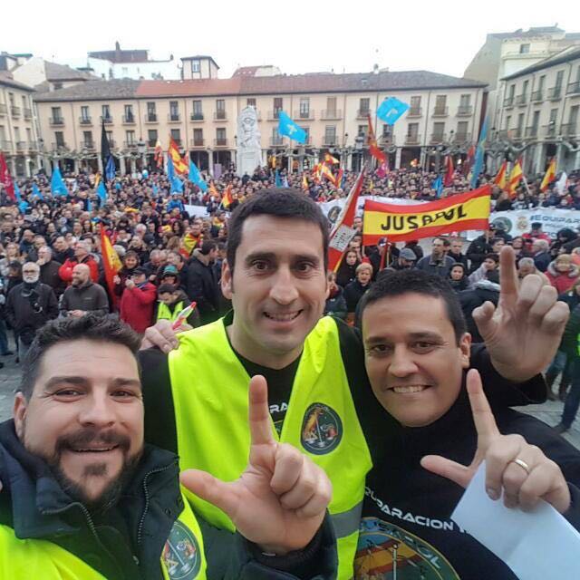 Natán Espinosa (primero por la derecha), junto a otros dirigentes de Jusapol en una de las manifestaciones.