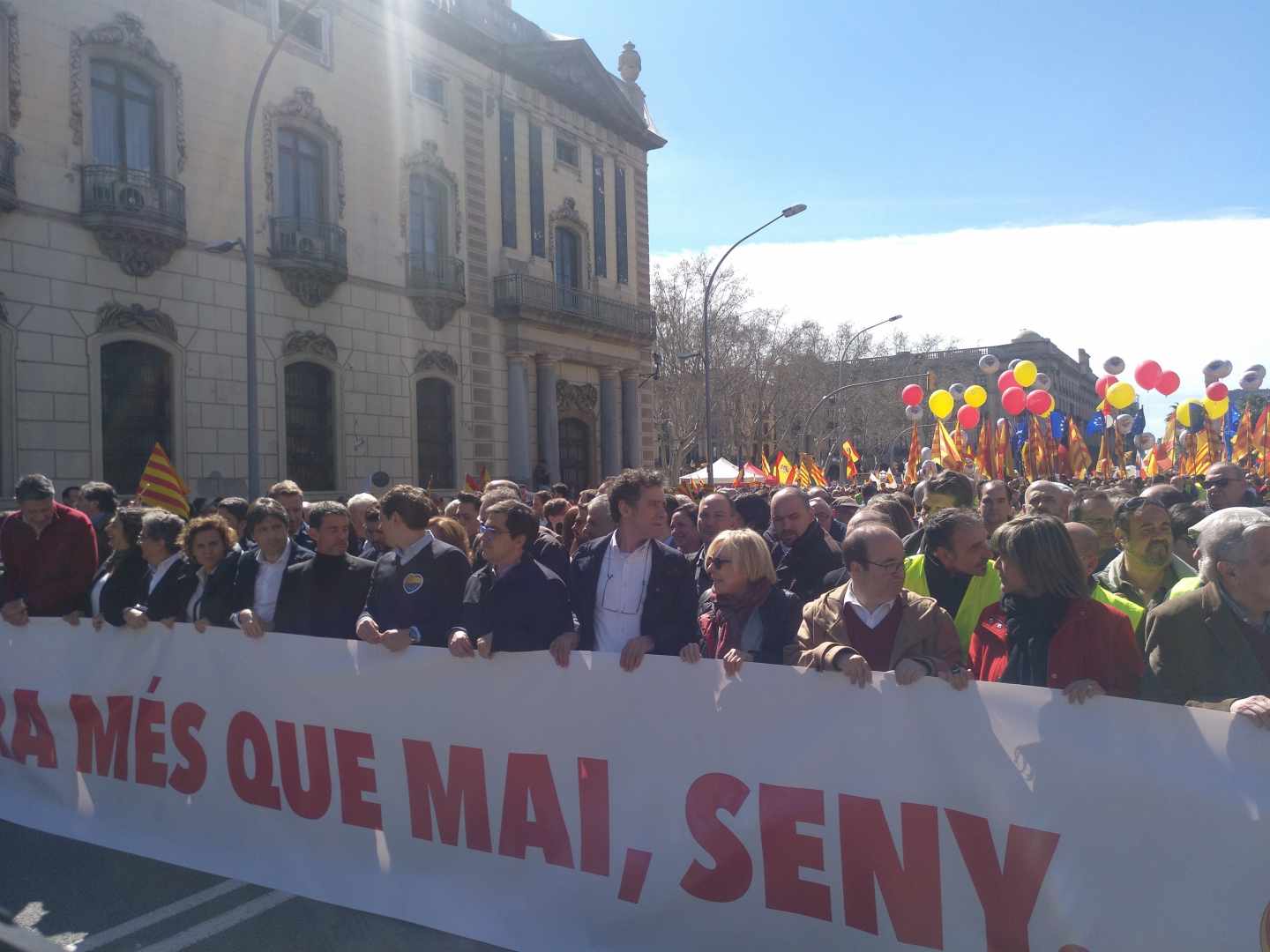 Cabecera de la manifestación en Barcelona de Societat Civil Catalana (SCC):