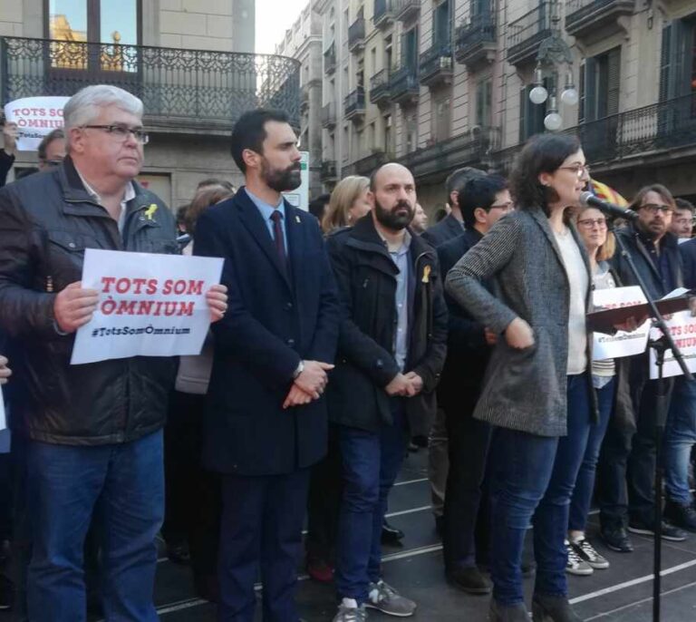 Denuncias de represión y abucheos a los Comunes en la concentración de apoyo a Òmnium
