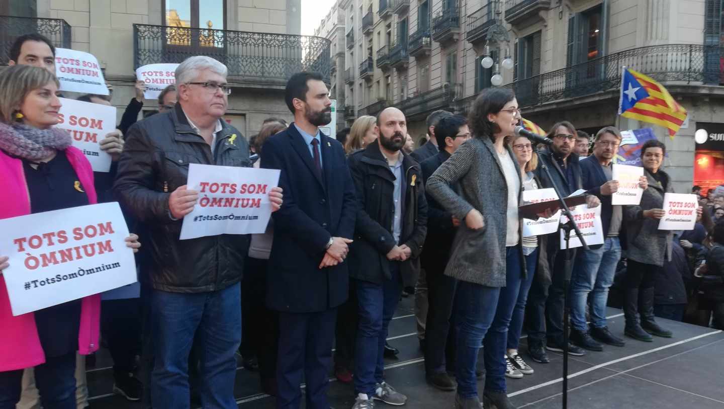 Denuncias de represión y abucheos a los Comunes en la concentración de apoyo a Òmnium