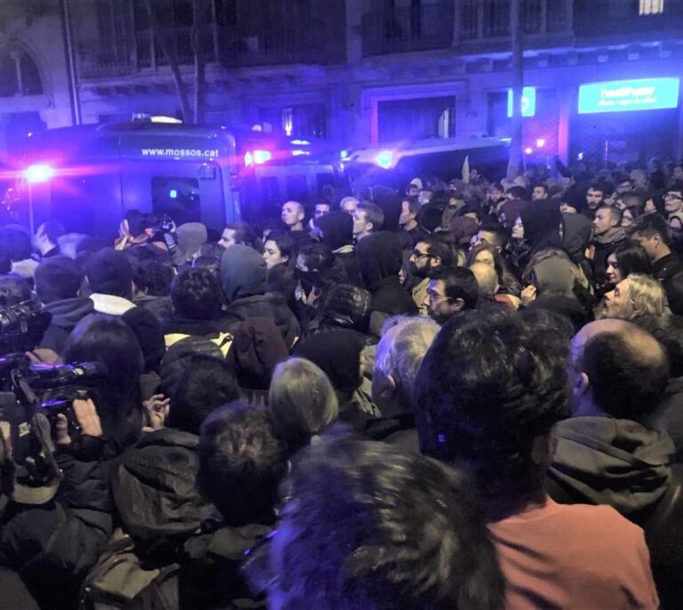 Al menos 24 heridos en las cargas de los Mossos en la Delegación del Gobierno