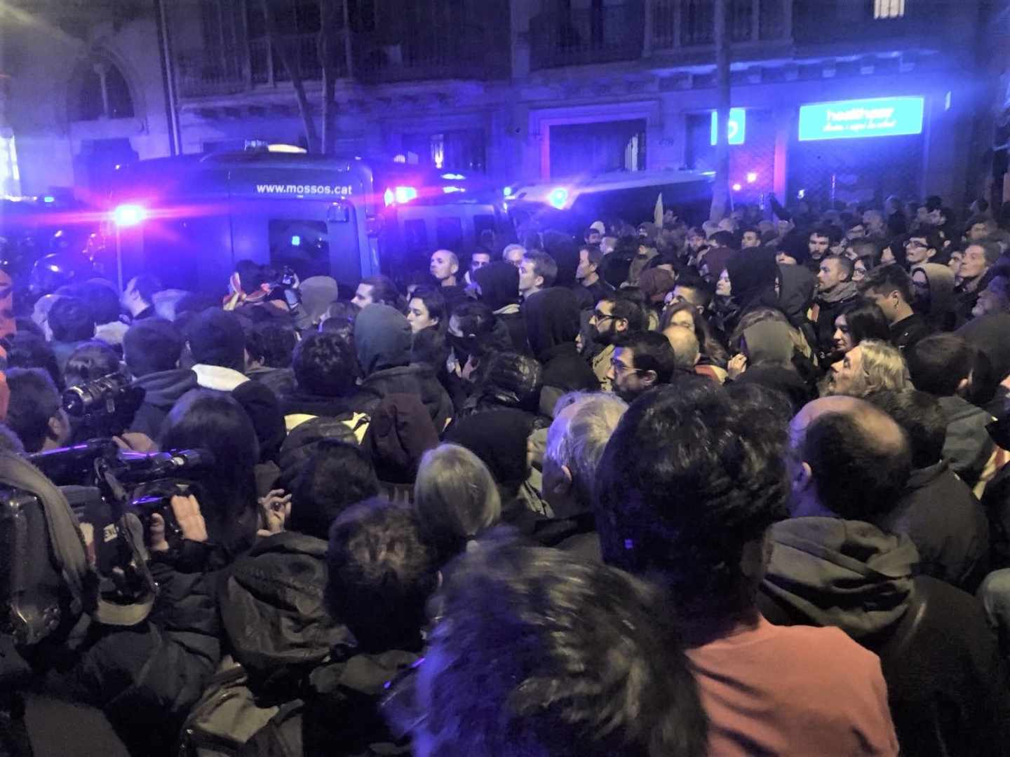 Al menos 24 heridos en las cargas de los Mossos en la Delegación del Gobierno